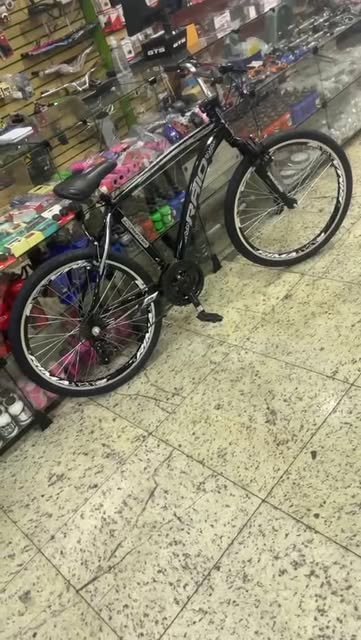Bicicleta preta com aros brancos