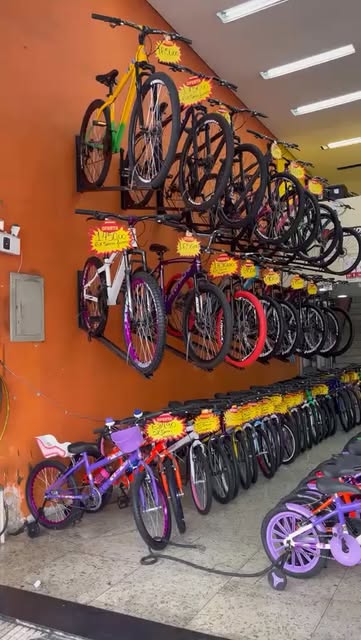 Parede de bicicletas adulto e infantil na loja Joal Ciclo